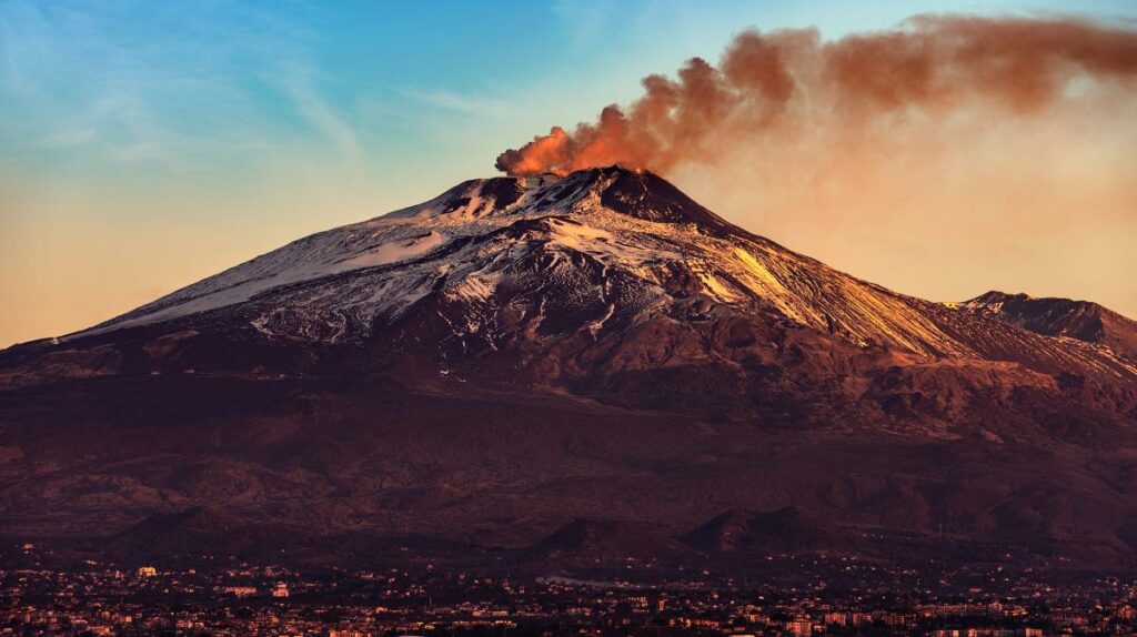 Stadt Catania und der rauchende Vulkan Ätna
