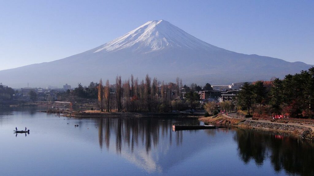 Mount Fuji mit dem Kawaguchi-See im Vordergrund in Japan